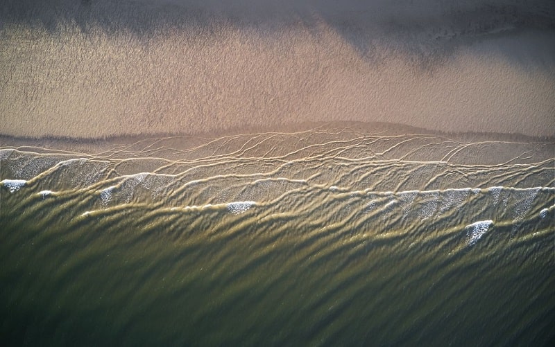 Потрясающие волны у берега Норфолка 