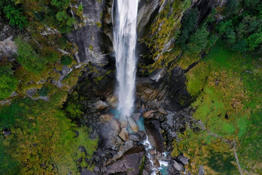 Cevio, SchweizCevio, Schweiz. Снято на DJI Mavic Air 2.